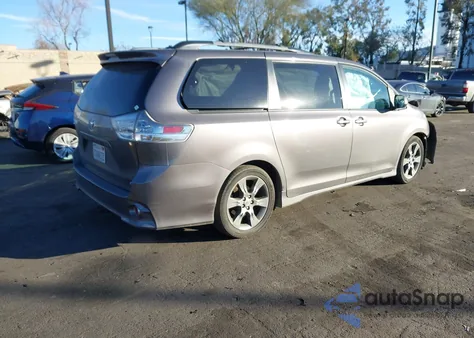 2016 Toyota Sienna Se Premium 8 Passenger z USA, uszkodzony, nr VIN 5TDXK3DC7GS717534